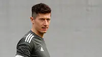 Penyerang Bayern Munchen, Robert Lewandowski mengikuti sesi latihan di stadion Allianz Arena di Munich, Jerman, (10/4). Pada pertemuan pertama Sevilla kalah 2-1 atas Munchen di kandangnya sendiri. (AP Photo/Matthias Schrader)