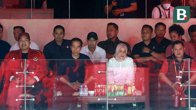 Foto: Ekspresi Presiden Jokowi dan Ibu Iriana saat Menyaksikan Anthony Ginting di Semifinal Indonesia Open 2023