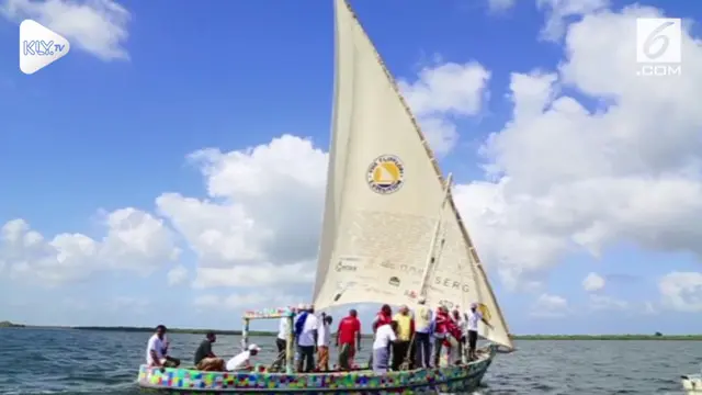 Penduduk pulau Kenya membuat sebuah kapal yang seluruhnya terbuat dari plastik daur ulang yang dikumpulkan selama pembersihan laut. Kapal tersebut memiliki panjang 9 meter.