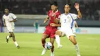 Pemain Timnas Indonesia U-17 Arkhan Kaka Purwanto berebut bola dengan pemain Timnas Panama U-17 Martín Krug pada partai kedua Grup A Piala Dunia U-17 2023 di Gelora Bung Tomo, Senin (13/11/2023). (Doc. LOC WCU17/NFL)