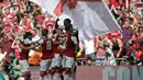 Pemain Arsenal berselebarasi usai  memenangkan adu penalti saat melawan Chelsea dalam pertandingan FA Community Shield di Stadion Wembley di London, Inggris (6/8). (AFP Photo/Daneil Leal)