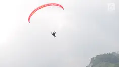 Atlet paralayang Indonesia, Rika Wijayanti saat lepas landas pada babak nomor ketepatan mendarat individu putri di Gunung Mas, Puncak, Jawa Barat, Kamis (23/8). Rika menyumbangkan medali perunggu dengan mengoleksi 120 poin. (Merdeka.com/Arie Basuki)