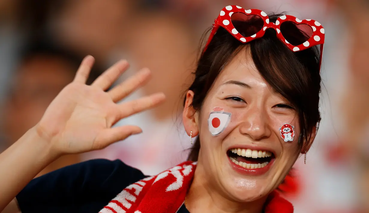 Suporter Jepang bersorak sebelum pertandingan antara Jepang dengan Rusia pada Rugby World Cup 2019 di Stadion Tokyo, Jepang, 20 September 2019. Rugby World Cup 2019 berlangsung pada 20 September  hingga 2 November. (Odd ANDERSEN/AFP)