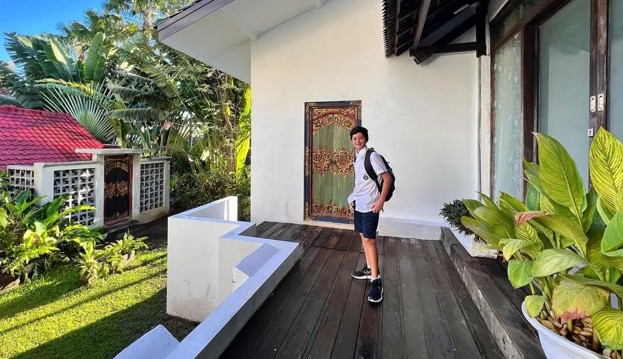 <p>Tak hanya beranjak remaja, Kenzou kini sudah duduk di bangku SMP. Tamara terlihat membagikan momen ketika buah hatinya saat hari pertama pergi ke sekolah. (Foto: Instagram/tamarableszynskiofficial)</p>