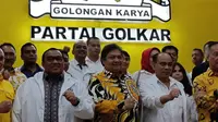 Sejumlah relawan Jokowi menemui Ketum Partai Golkar Airlangga Hartarto untuk menyerahkan hasil Musyawarah Rakyat (Musra). (Foto: Merdeka.com)