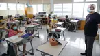 Suasana kegiatan belajar dengan metode blended learning (sistem pembelajaran campuran) di Lycee Francais De School, Jakarta, Jumat (28/5/2021). Sekolah ini menerapkan sistem pembelajaran tatap muka dengan daring agar ruang kelas hanya diisi 50 persen kapasitas siswa. (Liputan6.com/Faizal Fanani)