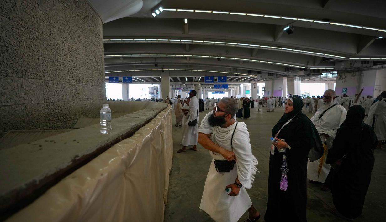 Umat Muslim melakukan lempar jumrah sebagai rangkaian ibadah haji di Mina, Arab Saudi, Rabu 27 Mei 2026. (AP Photo/Altaf Qadri)