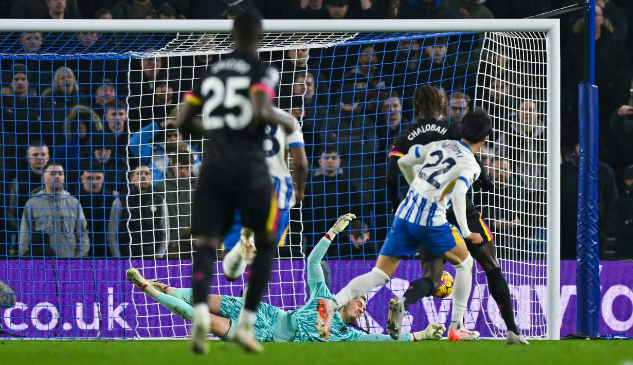 Setelah gol pembuka dari pemain asal Jepang tersebut, The Blues langsung kehilangan kendali dan akhirnya kalah tiga gol tanpa balas. (AFP/Glyn Kirk)