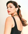 Penampilan Deepika Padukone di pesta pranikah putra crazy rich India, Anant Ambani, mencuri perhatian. Ada beberapa dresscode yang direkomendasikan calon pengantin untuk para tamu undangan yang hadir dan salah satu penampilan Deepika, menawan dibalut gaun hitam. [Foto: Instagram/deepikapadukone]