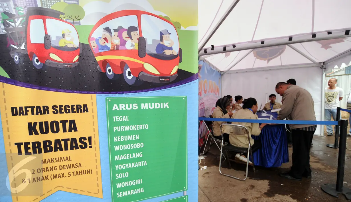Calon pemudik mencari informasi di posko Ayo Mudik Kemenhub di kawasan Pasar Kebayoran Lama, Jakarta, Selasa (17/5/2016). Posko pendaftaran ini dibuka di beberapa lokasi secara bergantian hingga 12 Juni mendatang. (Liputan6.com/Helmi Fithriansyah)