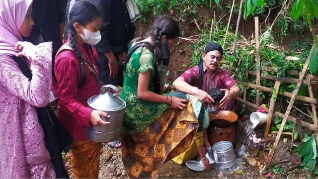 Nadah Banyu dan Resik Dandang, Tradisi Warga Songgoriti Kota Batu Rawat Sumber Air