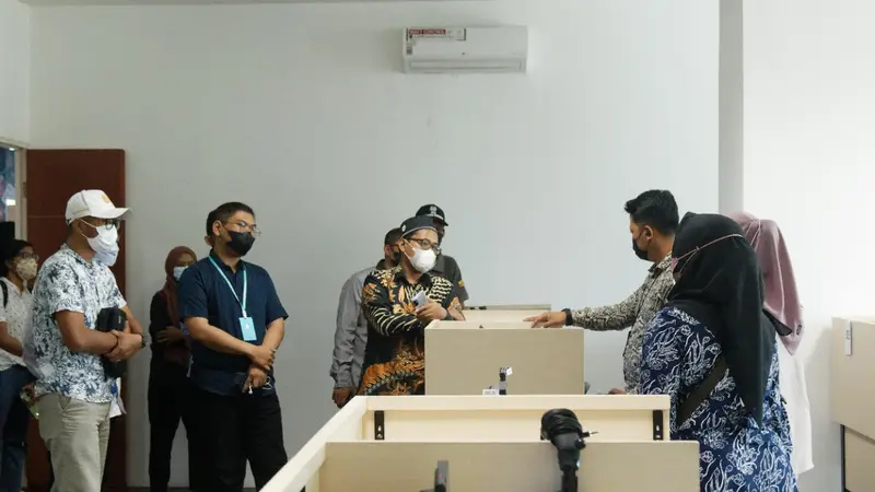 Tim Asesmen Pemkot Surabaya mengecek kesiapan prokes UTBK di Unesa. (Dian Kurniawan/Liputan6.com)