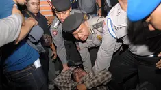 Polisi mengamankan tiga orang massa dari Progres 98 di Gedung KPK, Jakarta, Senin (4/8/14). (Liputan6.com/Miftahul Hayat)