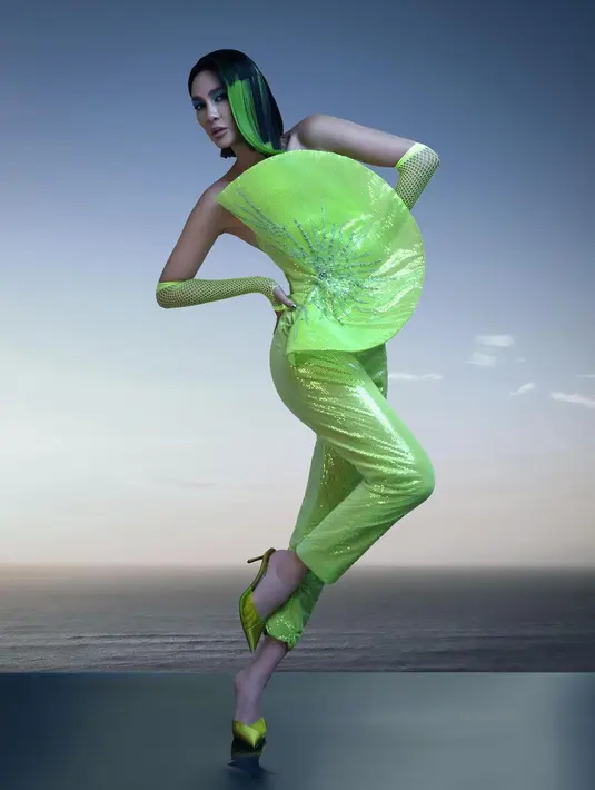 Rambut Luna Maya kali ini dibiarkan tergerai. Namun, lihat sedikit highlight berwarna hijau, makeup bernuansa kebiruan yang masih serasi, dan aksesori di salah satu telinganya. Mana tampilan Luna Maya yang jadi favoritmu? Foto: Instagram.