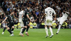 Real Madrid behasil merengkuh kemenangan 4-1 atas Elche pada laga pekan ke-28 La Liga di Santiago Bernabeu, Minggu (15/03/2026) dini hari WIB. (AFP/Oscar DEL POZO)