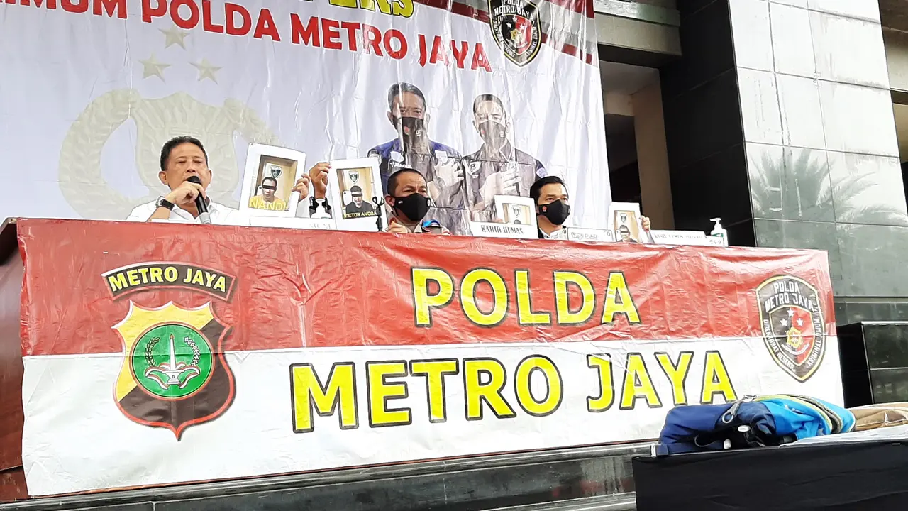 Kabid Humas Polda Metro Jaya, Brigjen Pol Yusri Yunus (tengah) saat menjelaskan soal perampokan di Penjaringan Pantai Indah Kapuk