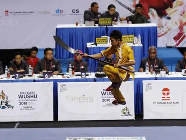 Atlet Wushu beraksi pada Kejuaraan Nasional Wushu di Sport Mall Britama Arena Kelapa Gading,Jakarta, Sabtu, (28/10/2017). Ajang tersebut juga sebagai test event Asian Games XVIII 2018. (Bola.com/M Iqbal Ichsan)