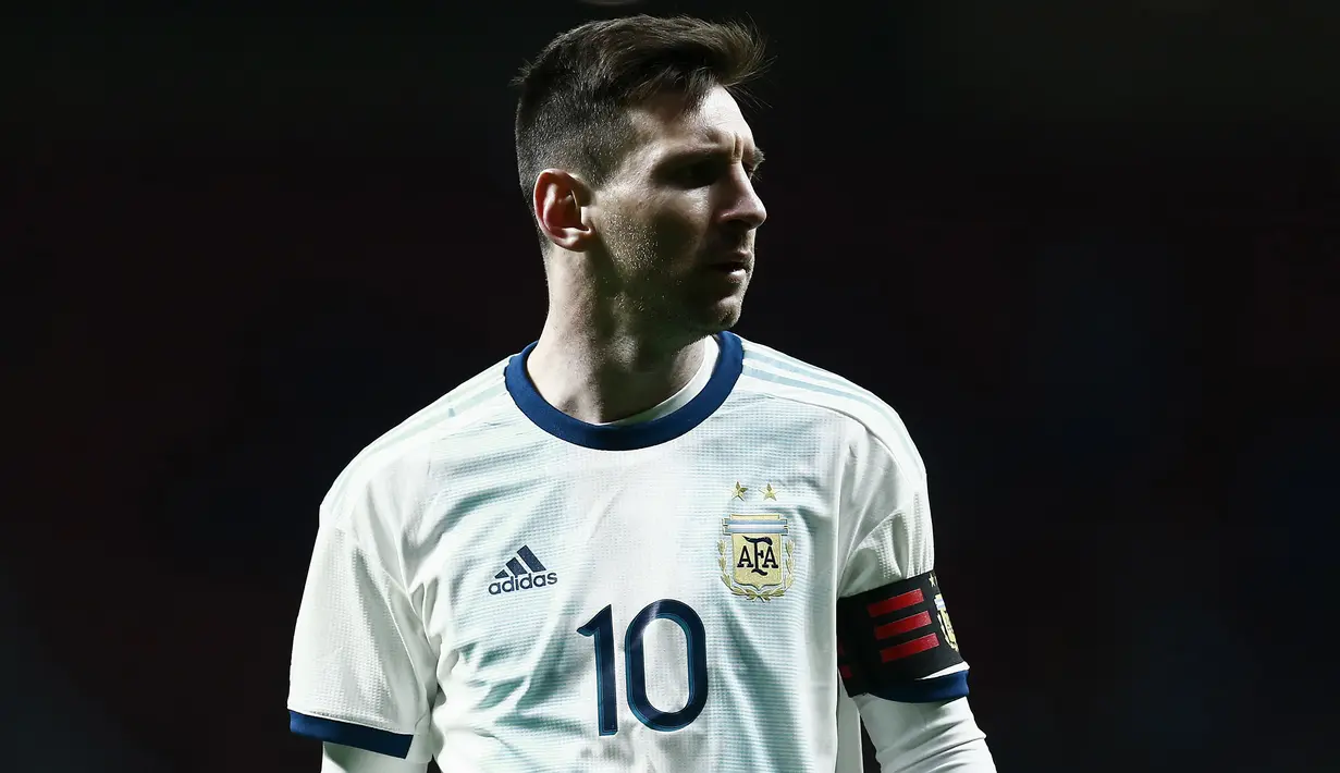 Gelandang Argentina, Lionel Messi, tampak kecewa usai dikalahkan Venezuela pada laga persahabatan di Stadion Wanda Metropolitano, Madrid, Jumat (22/3). Argentina kalah 1-3 dari Venezuela. (AFP/Benjamin Cremel)