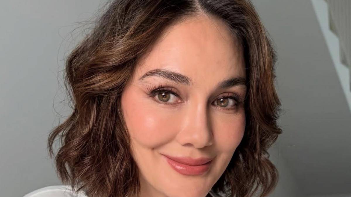 6 Potret Terbaru Luna Maya Tampil Effortless dengan Makeup Flawless Dipadu Kaos Putih Oblongnya