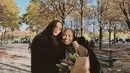 Alyssa membagikan foto sang ibunda dari muda hingga saat. Tampak terlihat ibunda tampil modis sesuai dengan gaya Alyssa saat ini. Misalnya saat liburan, Risa mengenakan coat hitam yang tak kalah keren dengan Alyssa. [@alyssadaguise]