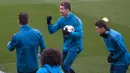 Penyerang Real Madrid, Cristiano Ronaldo berbincang dengan rekan-rekannya saat mengikuti sesi latihan di Madrid, Spanyol (10/4). Real Madrid akan bertanding melawan Juventus pada leg kedua perempat final Liga Champions. (AP Photo/Paul White)