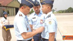 Citizen6, Subang: Enam perwira siswa KPTPH angkatan ke-13 di Skadron Udara 7, Lanud Suryadarma, Subang, mengakhiri pendidikan melalui upacara penutupan pendidikan di Apron Skadron Udara 7, Jumat siang (8/4). (Pengirim: Dodo)