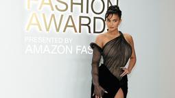 Kylie Jenner menghadiri CFDA Fashion Awards di Casa Cipriani, New York City, Amerika Serikat, 7 November 2022. Kylie mengenakan gaun Mugler gelap elegan namun edgy yang menampilkan korset tipis asimetris, lengan satu lengan, dan rok panjang dengan belahan sampai ke paha. (Dimitrios Kambouris/Getty Images/AFP)