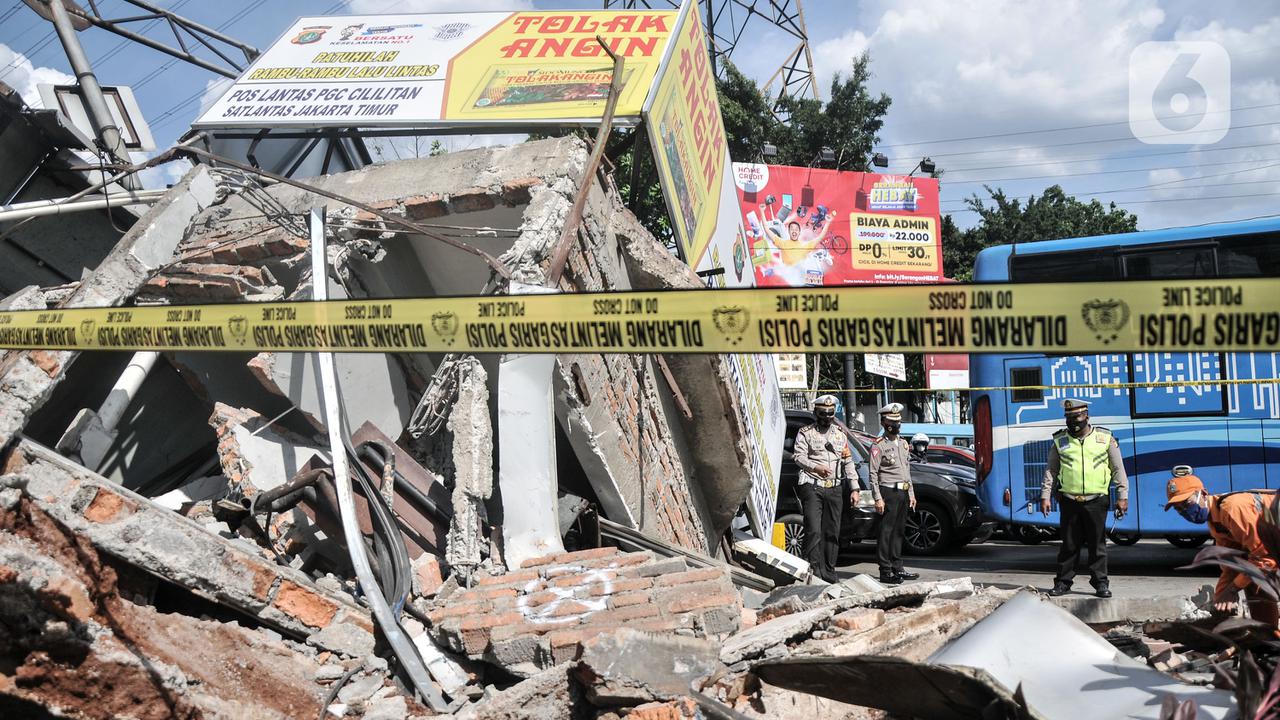 FOTO: Bus Transjakarta Tabrak Pos Lantas PGC Cililitan