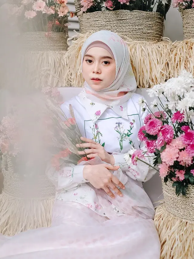 Gaya Pemotretan Lesty Kejora, Tampil Memukau Dalam Balutan Warna Pastel. (Sumber: Instagram/sidelinelabel)