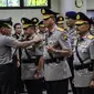 Kapolri Jend. (Pol.) Badrodin Haiti melepas tanda pangkat Kapolda Metro Jaya Irjen Tito Karnavian, saat sertijab Kapolda Metro Jaya di Rupatama, Mabes Polri, Jakarta, (21/3). Tito dipromosikan menjadi Kepala BNPT. (Liputan6.com/Fery Pradolo)