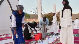 Buka puasa (Iftar) di Dakar, Senegal, merupakan momen yang kental dengan semangat komunitas dan keramahan khas setempat yang disebut Teranga. Tampak dalam foto, orang-orang bersiap untuk iftar, yaitu berbuka puasa selama bulan suci Ramadan di Dakar, Senegal, Kamis, 5 Maret 2026. (AP Photo/Misper Apawu)