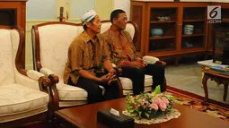Dua pedagang yang tokonya dijarah perusuh aksi 22 Mei diundang oleh Presiden Joko Widodo (Jokowi) di Istana Merdeka, Jakarta, Jumat (24/5/2019). Pedagang Abdul dan Ismail ini mengalami kerugian setelah warung kopinya di Jl H Agus Salim dan di KH Wahid Hasyim dijarah massa (Liputan6.com/Angga Yuniar)