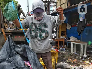 Petugas kebersihan mencari barang bekas untuk di jual kembali di tempat pembungan sementara di kawasan Petir, Kota Tangerang, Banten, Kamis (20/7/2023). (Liputan6.com/Angga Yuniar)