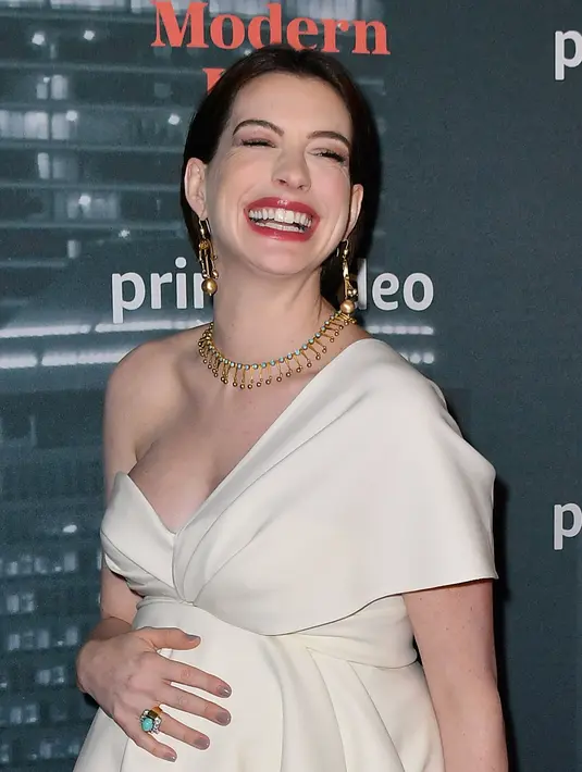 Aktris Anne Hathaway menghadiri pemutaran perdana "Modern Love," serial antologi romantis adaptasi dari rubrik New York Times di New York City, 10 Oktober 2019. Penampilan anggun pemenang Oscar berusia 36 tahun itu dilengkapi kalung emas dan pulasan lipstik warna berry. (Angela Weiss / AFP)
