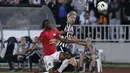 Pemain Partizan Belgrade, Takuma Asano berusaha melewati bek Manchester United, Aaron Wan-Bissaka pada pertandingan lanjutan Grup L Liga Europa di stadion Partizan di Belgrade, Serbia (24/10/2019). MU menang tipis 0-1 atas Partizan Belgrade. (AP Photo/Darko Vojinovic)