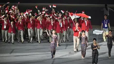 Kontingen Singapura saat mengikuti parade di pembukaan SEA Games 2015, Singapura, Jumat (5/6/2015). (AFP Foto)
