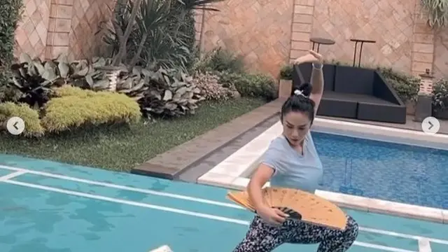 7 Momen Krisdayanti Latihan Wushu, Praktekan Jurus Kipas