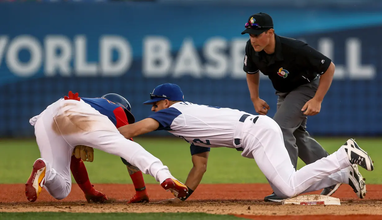 Carlos Gonzalez asal Venezuela (kiri) berusaha mengamankan bola dari tangkapan pemain Gavin Cecchini selama inning keenam dalam World Baseball Classic, Guadalajara, Meksiko (11/3). (AP Photo / Luis Gutierrez)