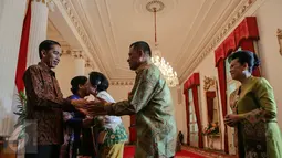 Presiden Jokowi (kiri) berjabat tangan dengan Panglima TNI Jenderal Gatot Nurmantyo saat halal bihalal di Istana Negara, Jakarta, Rabu (22/7). Acara tersebut dihadiri sejumlah menteri kabinet kerja dan pimpinan lembaga negara. (Liputan6.com/Faizal Fanani)