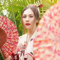 Wulan Guritno tampil elegan dan bold saat bergaya ala wanita Tionghoa. [@theomono/@wulanguritno].