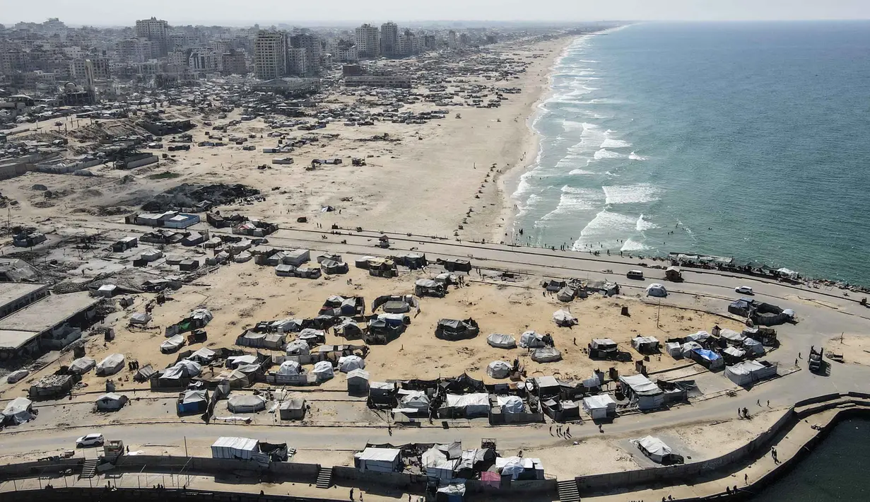 Hingga Oktober 2025, sebuah laporan menunjukkan bahwa 84 persen wilayah Gaza hancur, menyisakan puluhan juta ton puing bangunan imbas serangan Israel. Sementara pusat Kota Gaza mengalami kehancuran hingga 92 persen. (Foto oleh AFP)