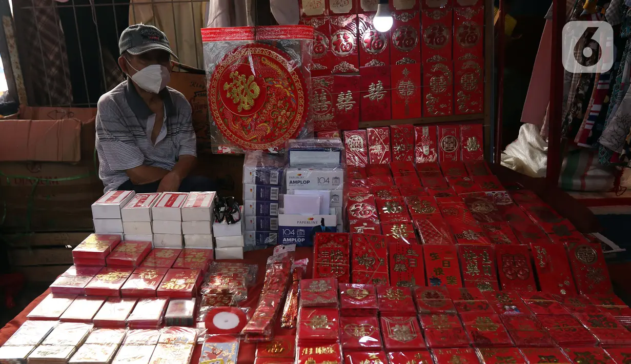 Pedagang amplop menunggu pembeli di kawasan Glodok, Jakarta Barat, Sabtu (9/10/2021). Pemerintah Jakarta Barat berencana menata kawasan Glodok menjadi lokasi wisata sejarah Pecinan sehingga dapat menjadi daya tarik wisatawan untuk melakukan kunjungan. (Liputan6.com/Herman Zakharia)