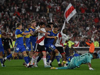 Keributan terjadi diakhir pertandingan yang mempertemukan dua rival abadi, River Plate dan Boca Juniors dalam pertandingan Argentine Professional Football League Tournament 2023 yang berlangsung di El Monumental stadium, Senin (8/5/2023) pagi WIB. (AFP/Luis Robayo)