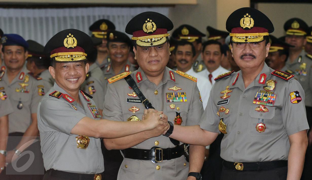 Kapolri Jenderal Pol Tito Karnavian, Komjen Pol Syafruddin dan Kepala Badan Intelijen Negara Jenderal Pol Budi Gunawan (kiri ke kanan) bersalaman usai pelantikan jabatan Wakapolri di Mabes Polri, Jakarta, Sabtu (10/9). (Liputan6.com/Helmi Fithriansyah)
