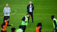 Dengan sisa laga Grup D kualifikasi Piala Dunia 2026 zona Eropa yang hanya dua pertandingan lagi, tim racikan pelatih Didier Deschamps ini hanya membutuhkan tambahan tiga angka untuk mengamankan posisi teratas sekaligus meraih tiket ke putaran final yang digelar di Amerika Utara. Tampak dalam foto, pelatih kepala Prancis Didier Deschamps (tengah) dan asistennya Guy Stephan (kiri) memantau dan memimpin sesi latihan di Stadion Parc des Princes, Paris, pada Rabu 12 November 2025. (FRANCK FIFE/AFP)