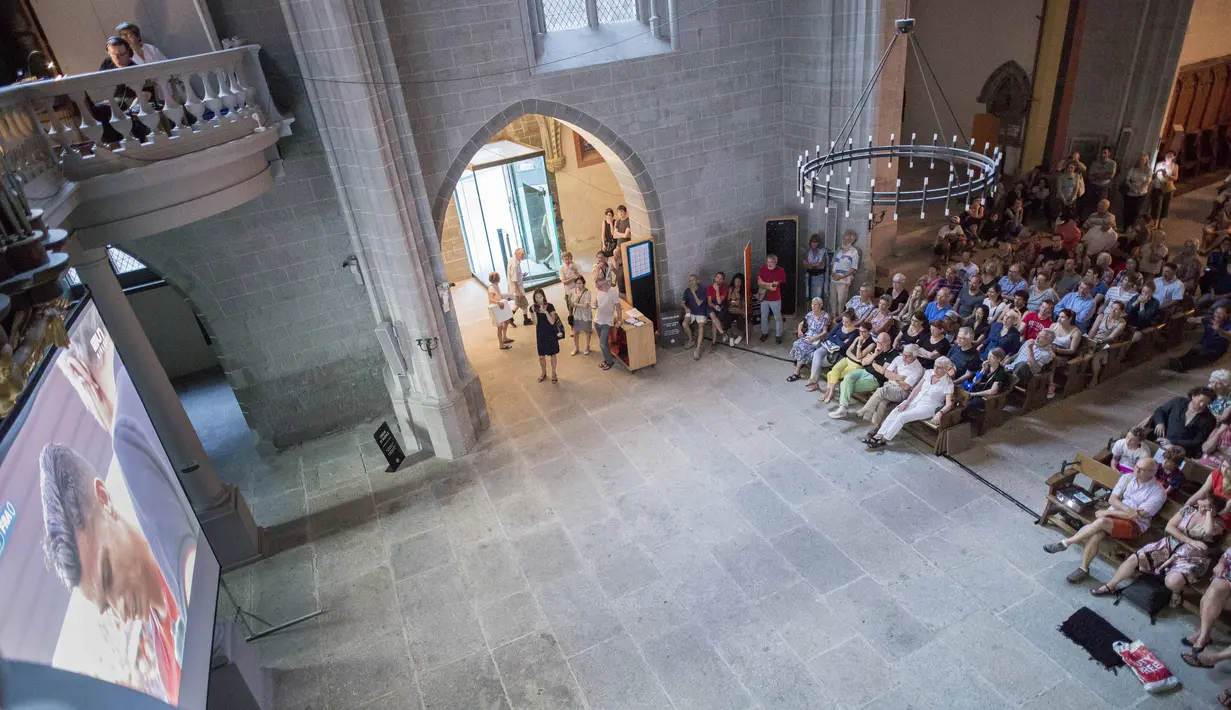 Fans terlihat antusias menonton pertandingan final piala Eropa 2016 antara Portugal melawan Prancis di Gereja St Francis, Lausanne, Swiss, (10/7/2016).  (EPA/Cyril Zingaro)