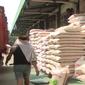 Pasca berhentinya pasokan beras ke  Pasar Induk Cipinang Jakarta Timur pekan lalu membuat stok beras di pasar terganggu. 