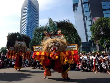 Penari Reog Ponorogo beraksi saat pelaksanaan Car Free Day di kawasan Jalan Jenderal Surdirman, Jakarta, Minggu (13/3/2016). Penampilan Reog Ponorogo ini sosialisasi menuju pengakuan UNESCO sebagai warisan budaya dunia. (Liputan6.com/Helmi Fithriansyah)