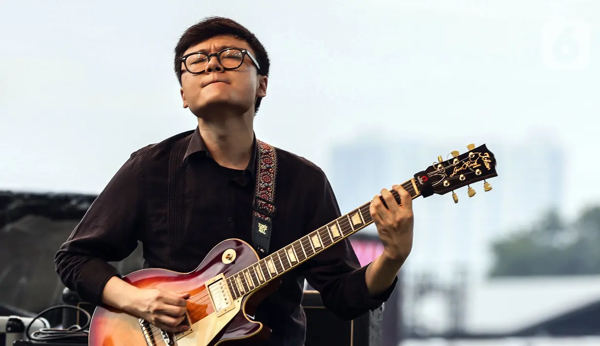 Gitaris jazz Daniel Dyonisius saat tampil pada hari kedua BNI Java Jazz Festival 2022 di JIExpo Kemayoran, Jakarta Pusat, Sabtu (28/5/2022). Perhelatan musik BNI Java Jazz Festival 2022 digelar pada 27-29 Mei dengan menampilkan musisi-musisi dari dalam dan luar negeri. (Liputan6.com/Johan Tallo)