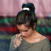 "Ini sudah menumpuk, puncaknya Desember 2015. Sheila fikir-fikir coba perbaiki tapi enggak bisa makanya saya datang ke sini. Mental anak-anak yang ada difikiran saya," tambah Sheila. (Deki Prayoga/Bintang.com)